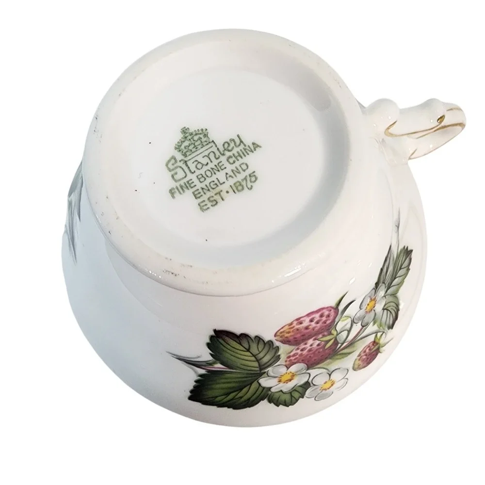 Stanley Fine‎ Bone China England Strawberry Teacup Saucer Set Vintage - Picture 3 of 4